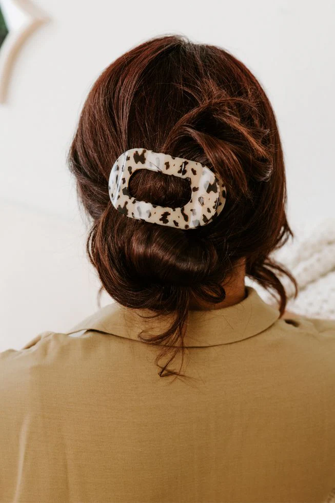 Blonde Tortoise Medium Flat Round Hair Clip - Image 4